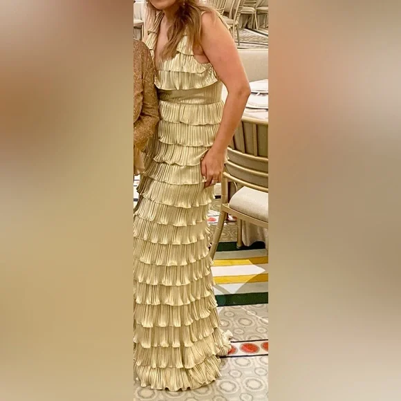 Stunning Zac Posen Deep V-Neck Metallic Ruffle-Tiered Gown - Picture 2 of 4